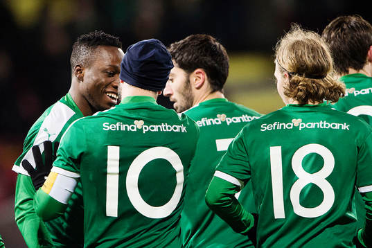 Hammarbys spelare med Amadaiya Rennie (tv) jublar