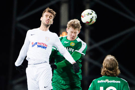 Assyriskas Mustafa Nukic och Hammarbys Lars Saetra i en