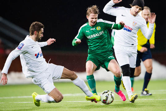 Hammarbys Viktor Nordin mellan Assyriskas Adai Khoury och