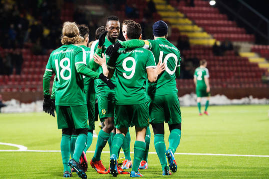 Hammarbys spelare med Amadaiya Rennie (m) jublar