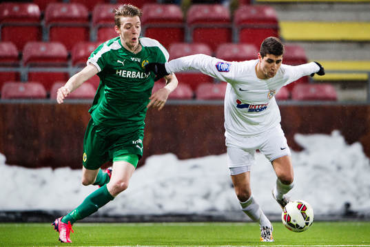 Hammarbys Birkir Saevarsson och Assyriskas Filip Korkes