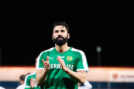 Hammarbys Stefan Batan tackar publiken