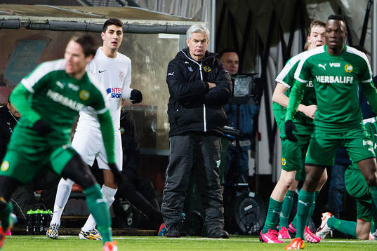 Hammarbys tränare Nanne Bergstrand tittar på