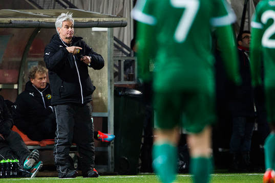 Hammarbys tränare Nanne Bergstrand signalerar för byte