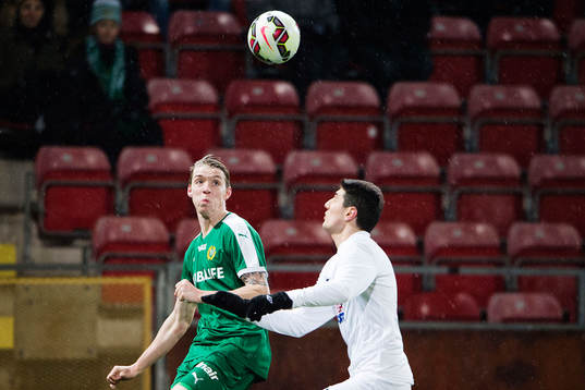 Hammarbys Birkir Saevarsson och Assyriskas Filip Korkes