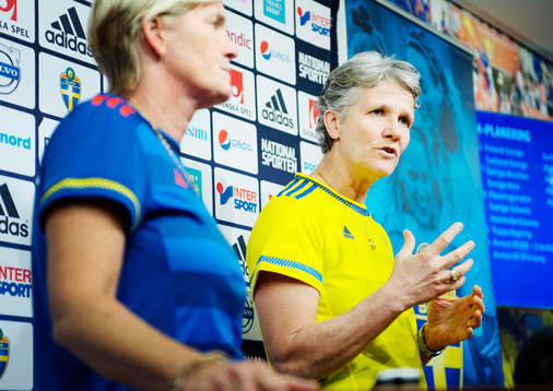 Sveriges assisterande förbundskapten Lilie Persson och