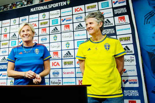 Sveriges assisterande förbundskapten Lilie Persson och