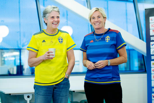 Sveriges förbundskapten Pia Sundhage och assisterande