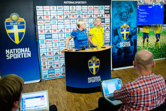 Sveriges assisterande förbundskapten Lilie Persson och
