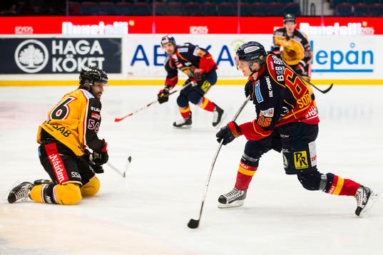 Luleås Jonathan Sigalet täcker ett skott från