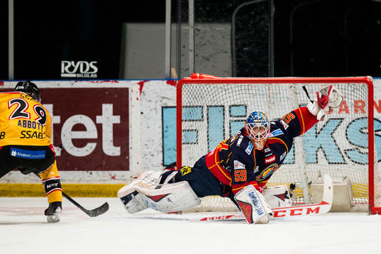 Luleås Chris Abbott gör 1-0 bakom Djurgårdens målvakt