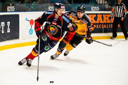Djurgårdens Robin Alvarez följd av Luleås Dean Kukan