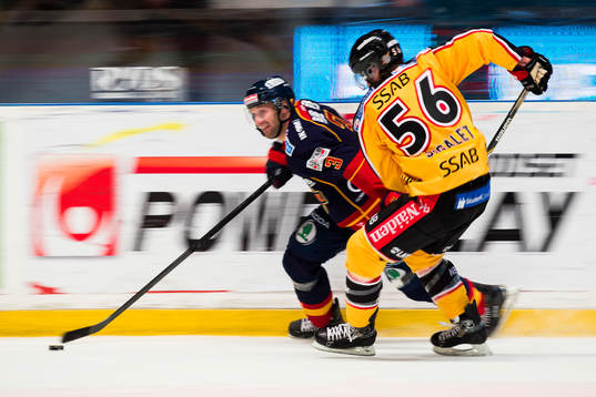 Djurgårdens Marcus Nilson tar sig förbi Luleås Jonathan