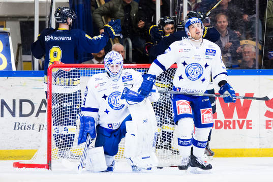 HV71 jublar bakom målet