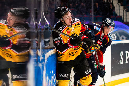 Luleås Johan Forsberg bjuds på en tryckare av