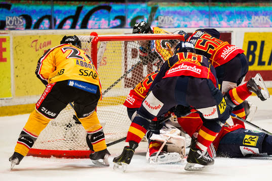 Luleås Chris Abbott petar in 2-0 för Luleå