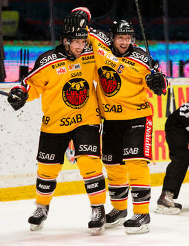 Luleås Cam Abbott och Chris Abbott jublar