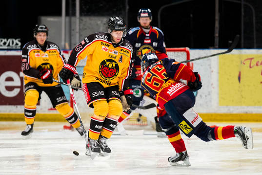 Luleås Niklas Fogström tävker ett skott från