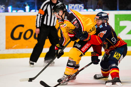 Luleås Johan Forsberg jagas av Djurgårdens David Rundqvist