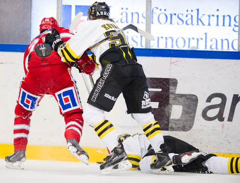 s Oliver Kylington in i sargen som resulterar i