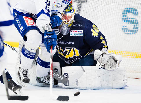 s målvakt Erik Ersberg med blicken på pucken
