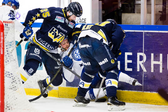 s Mattias Karlsson och Lawrence Pilut (h) mot Leksands