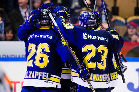 s Riley Holzapfel och Sebastian Strandberg jublar