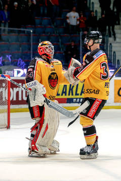 Luleås målvakt Joel Lassinantti och Lennart Petrell jublar