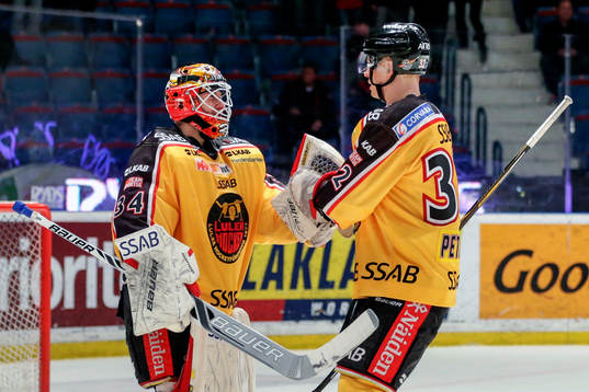 Luleås målvakt Joel Lassinantti och Lennart Petrell jublar