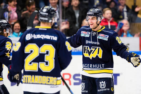 s Sebastian Strandberg och Riley Holzapfel jublar
