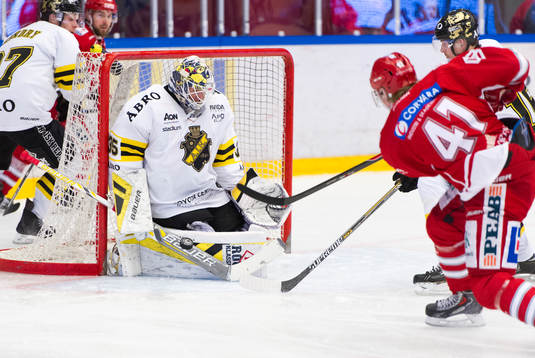 s målvakt Robin Rahm räddar skott från Timrås Ludvig