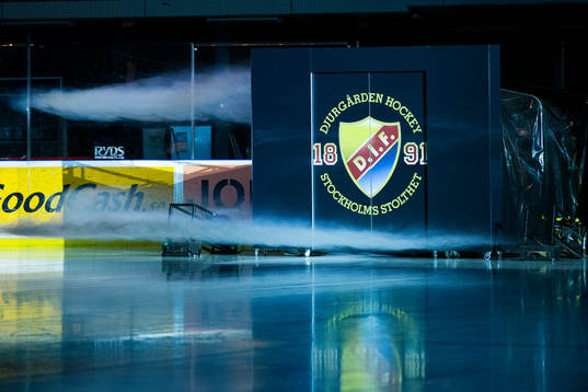 I väntan på spelarentré innan ishockeymatchen i SHL