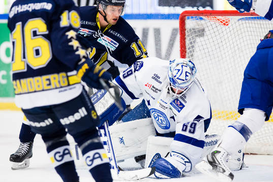 Leksands målvakt Oscar Alsenfelt blockerar pucken