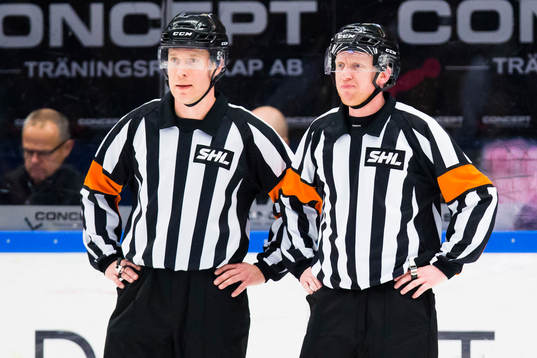Domare Tobias Björk och Domare Mikael Holm
