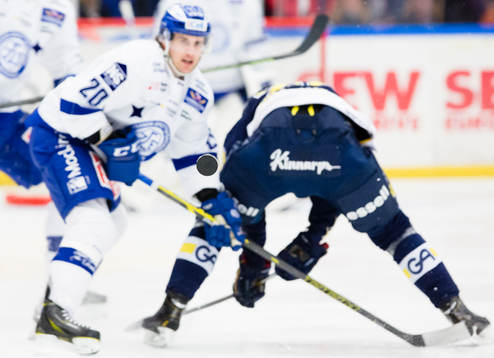 Leksands Ryan Russell har koll på pucken