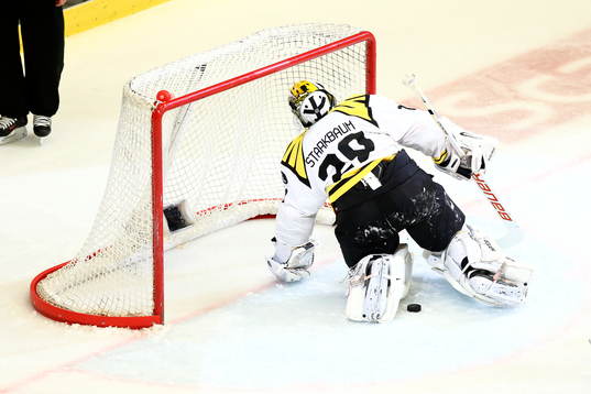 Brynäs målvakt Bernhard Starkbaum deppar