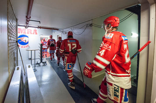 Timrå-spelarna går in i omklädningsrummet