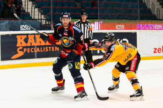 Djurgårdens Marcus Nilson får ett rapp av Luleås Chad