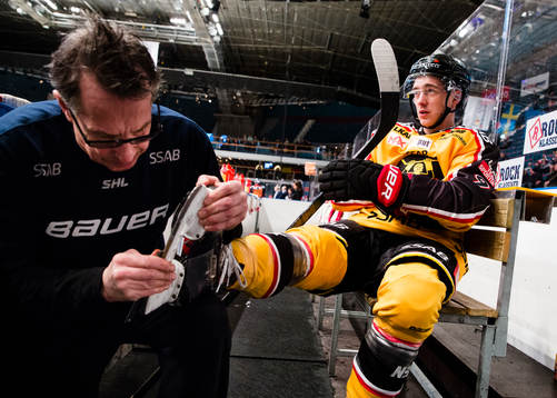 Luleås Johan Forsberg får sina skridskor fixade innan