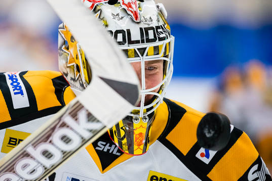Skellefteås målvakt Markus Svensson värmer upp