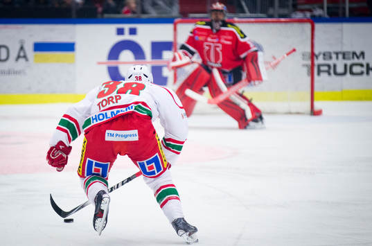 Modos Nichlas Torp fri mot Örebros målvakt Julius Hudacek