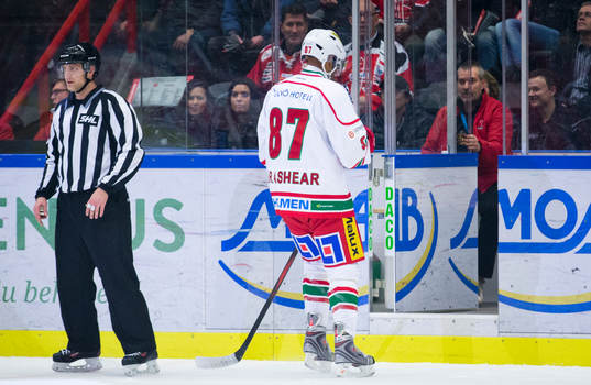Modos Donald Brashear åker mot utvisningsbåset och deppar