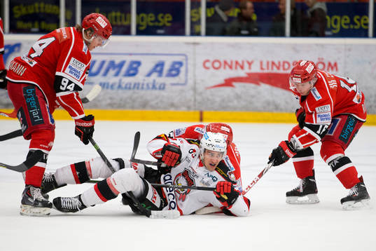 Malmös Nils Andersson och Almtunas Michael Haga liggande