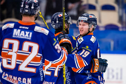 Växjös Cory Murphy blir firad av Tuomas Kiiskinen