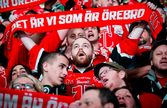Örebro supporter med halsduk med texten Det är vi som är