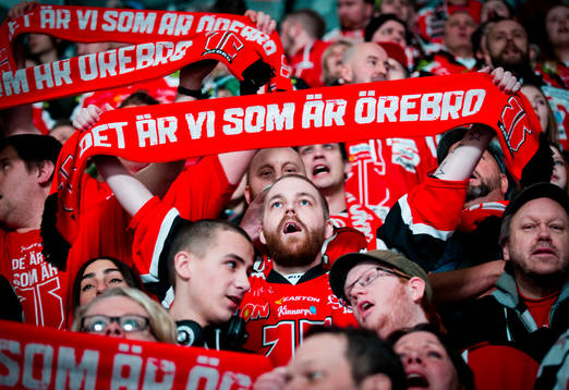 Örebro supporter med halsduk med texten Det är vi som är