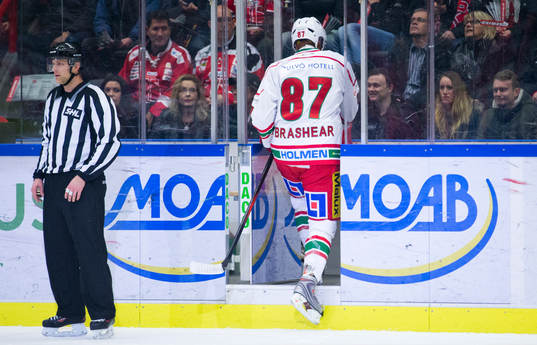 Modos Donald Brashear åker mot utvisningsbåset och deppar