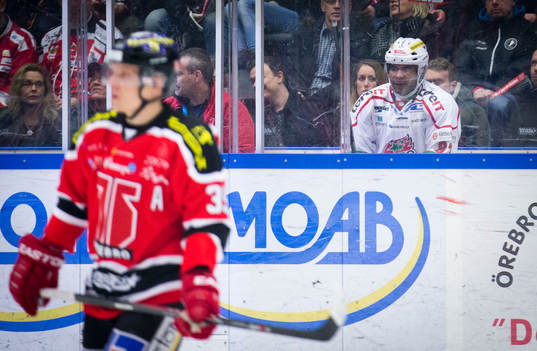 Modos Donald Brashear sitter i utvisningsbåset och deppar