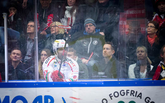 Modos Donald Brashear sitter i utvisningsbåset och deppar