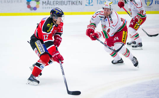 Modos Jonas Ahnelöv försöker stoppa Örebros Daniel
